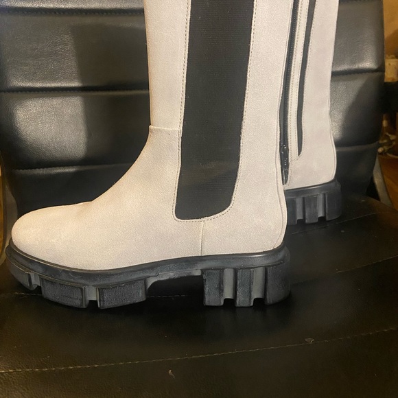 Free People Brooks Lug Sole Chelsea Boot in White Women's Size 36 NWOT - Picture 2 of 8